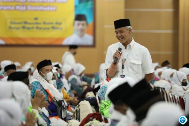 Lepas Jemaah Haji, Ganjar Pranowo Terharu  Dengan Kisah Penjual Pecel Naik Haji